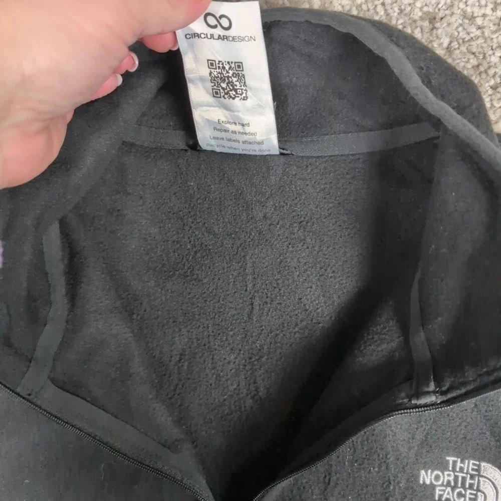The North Face Mens Circular Design Polartec Quarter Zip Fleece Pullover Black L